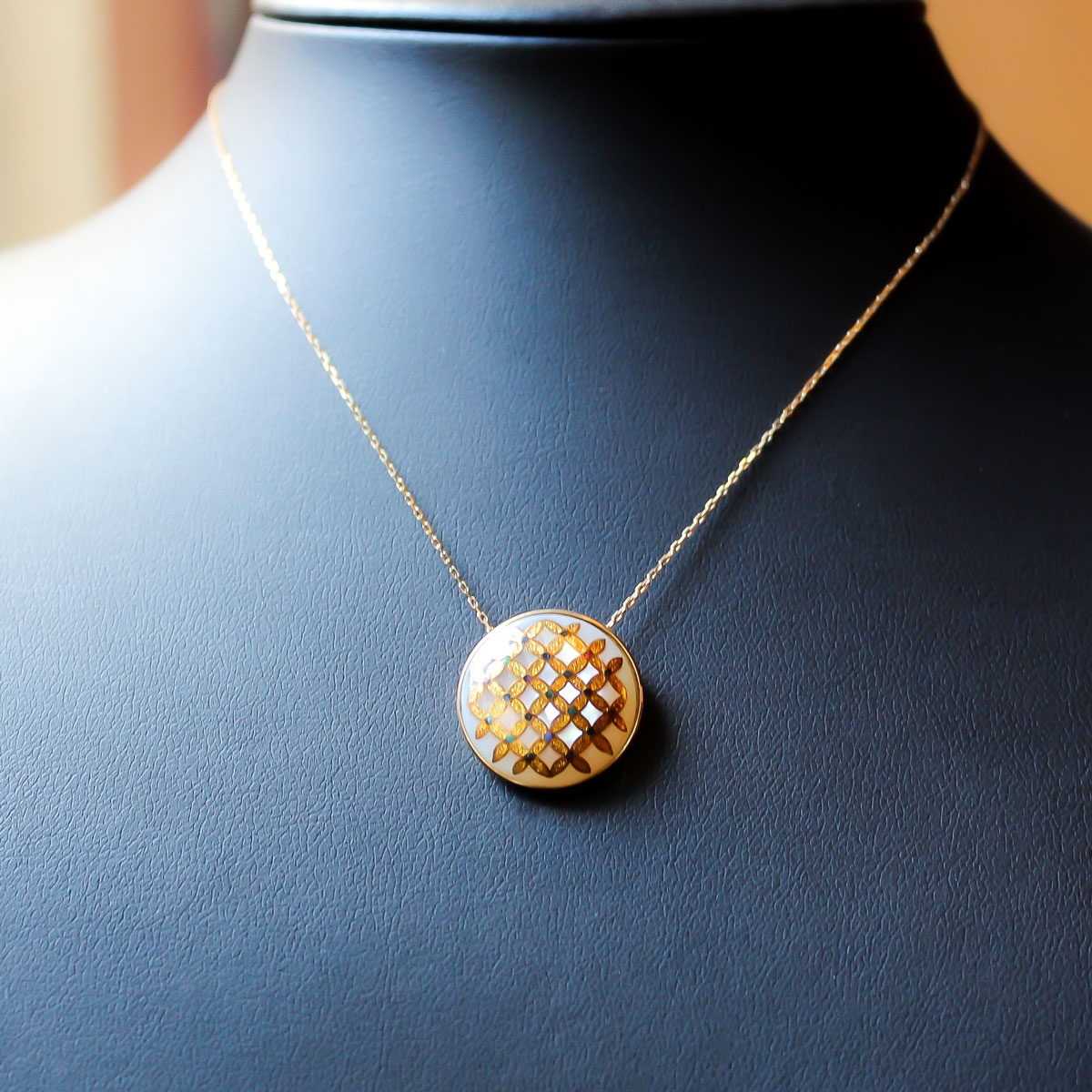 《しつらえ》 七宝蒔絵白蝶貝ペンダントトップK18フレーム