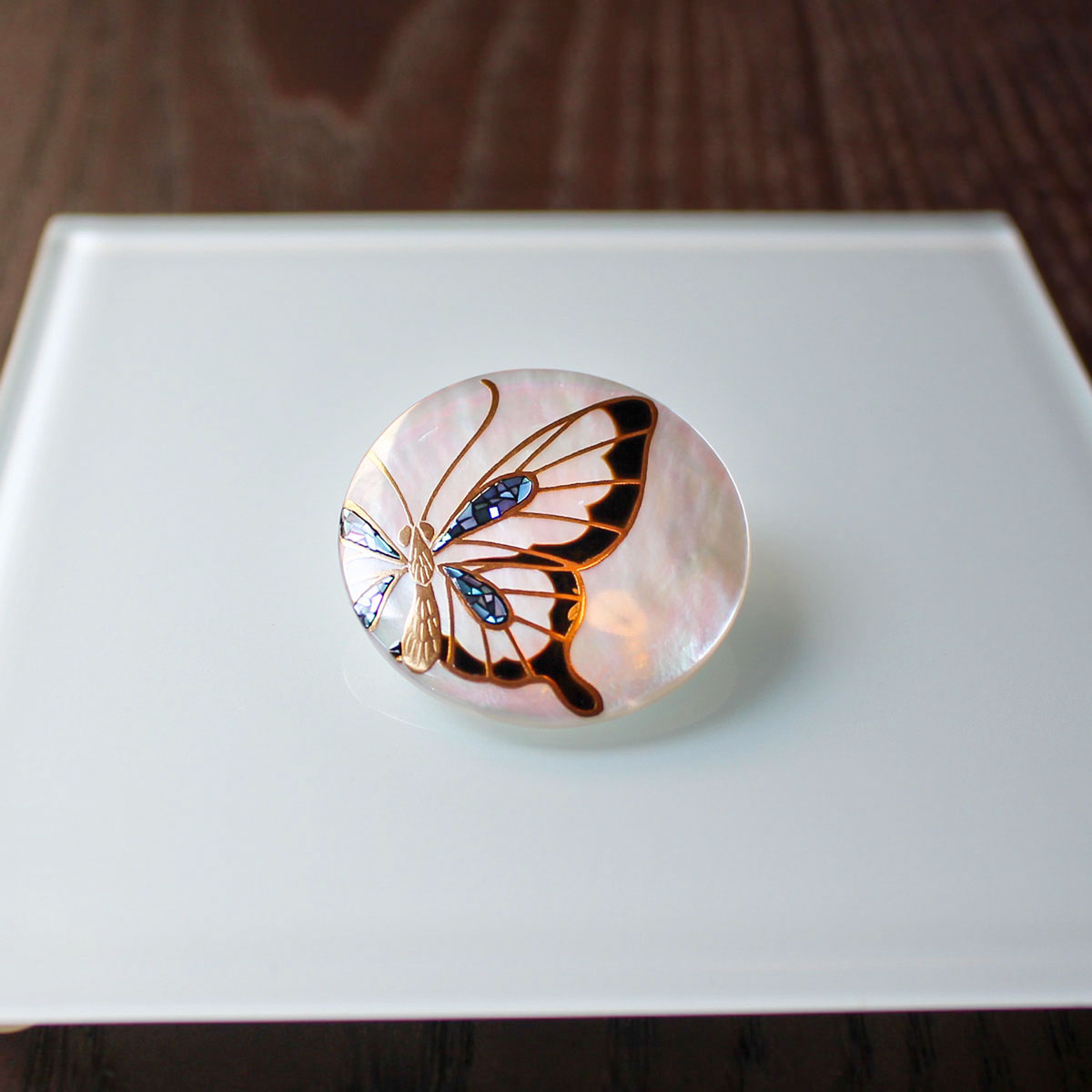 《しつらえ》 蝶蒔絵白蝶貝ブローチ