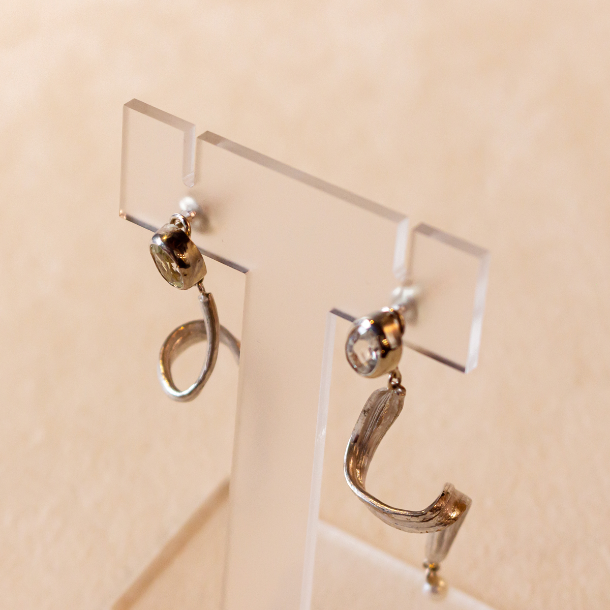 《しつらえ》 蜜蝋細工　ホワイトトパーズ　ピアス