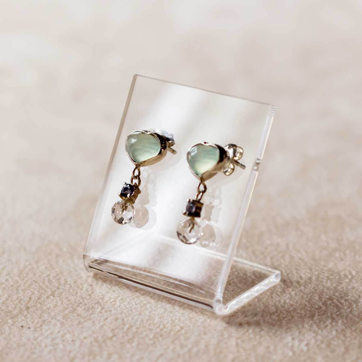 《しつらえ》 カルセドニー　アイオライト　水晶　ピアス