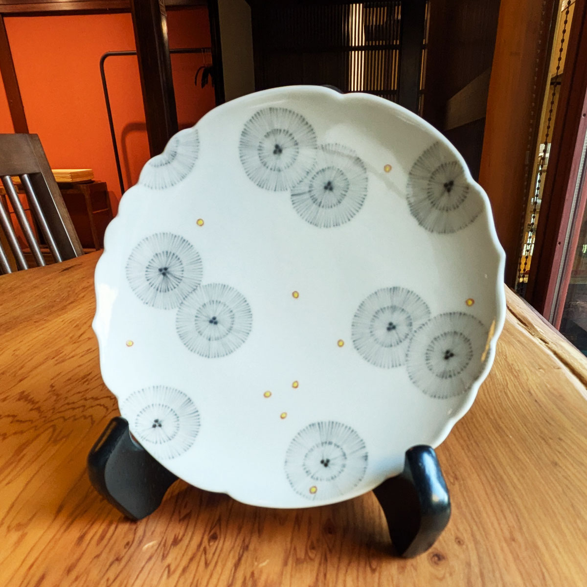 《しつらえ》色絵淡墨下絵輪花五寸皿 (木戸優紀子)