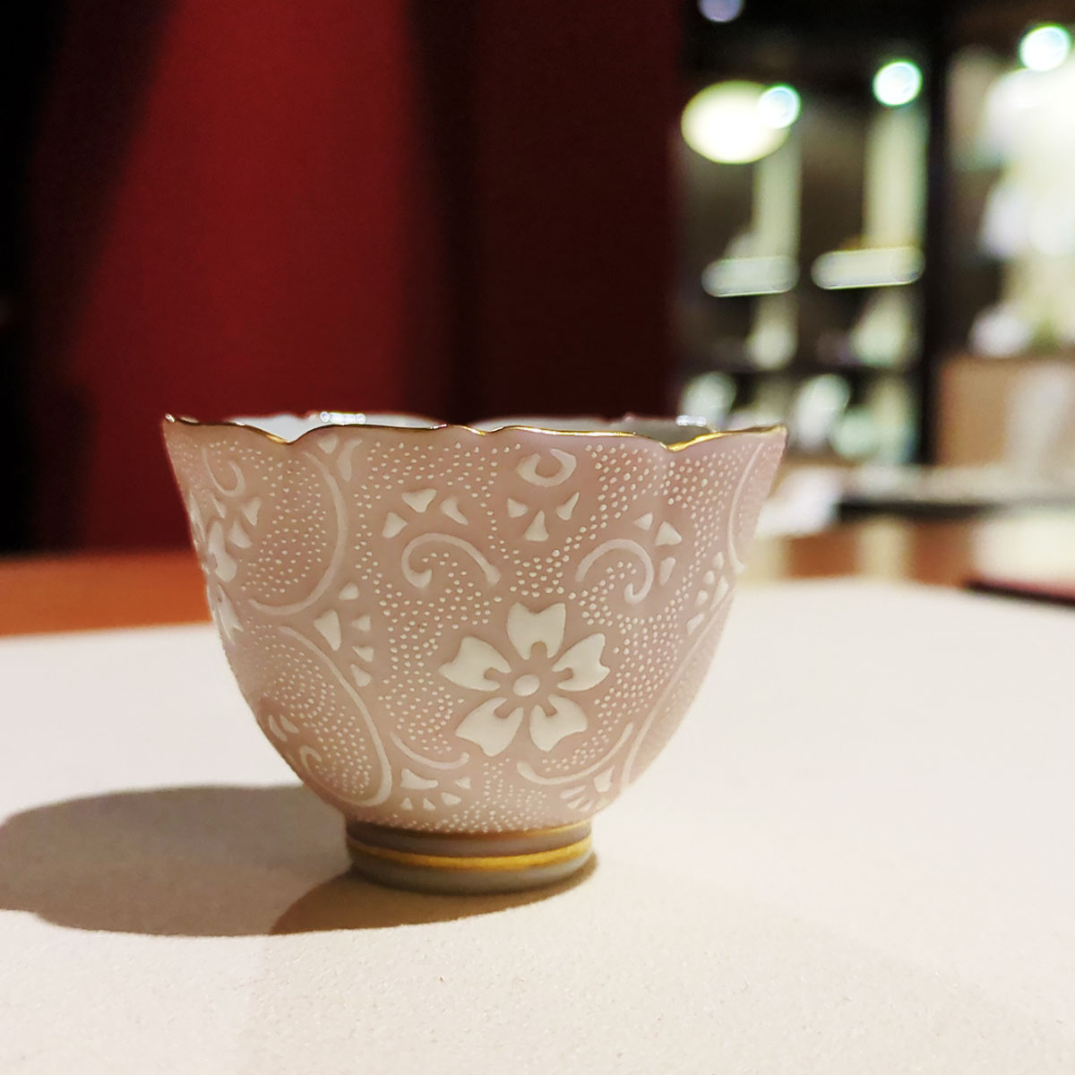 《しつらえ》酒盃白彩桜花唐草文白粒 (仲田錦玉)