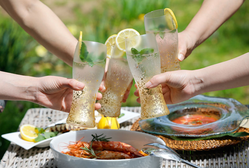 仲間と楽しむ夏色の輝き