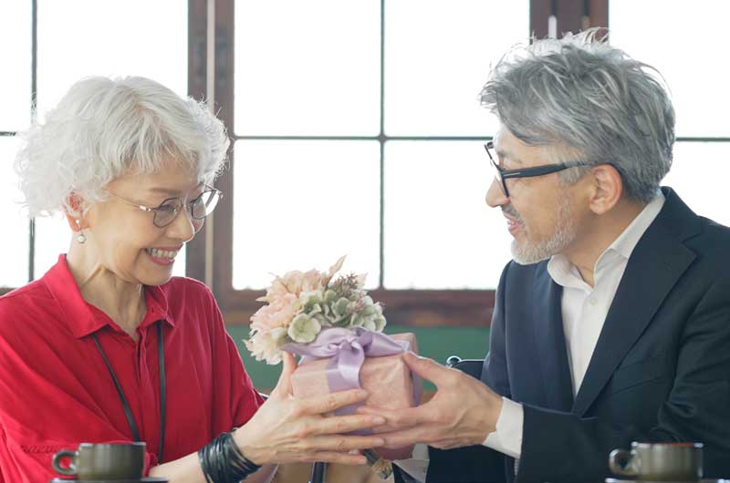 《ギフトコンシェルジュ真野知子さんより》金婚式や銀婚式のお祝いにおすすめの品をご紹介