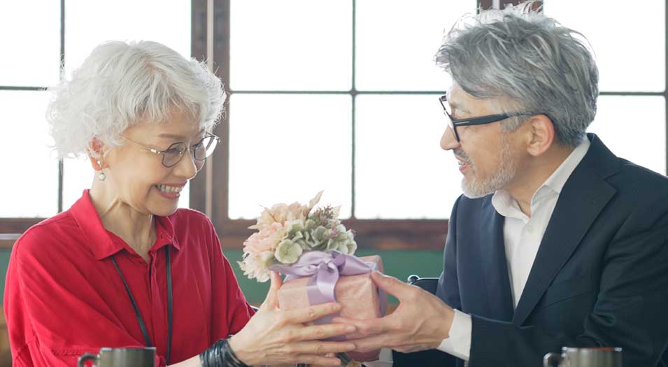 《ギフトコンシェルジュ真野知子さんより》金婚式や銀婚式のお祝いにおすすめの品をご紹介