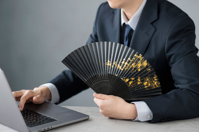 メンズにも人気のおしゃれな扇子｜上品に持てるデザインと選び方