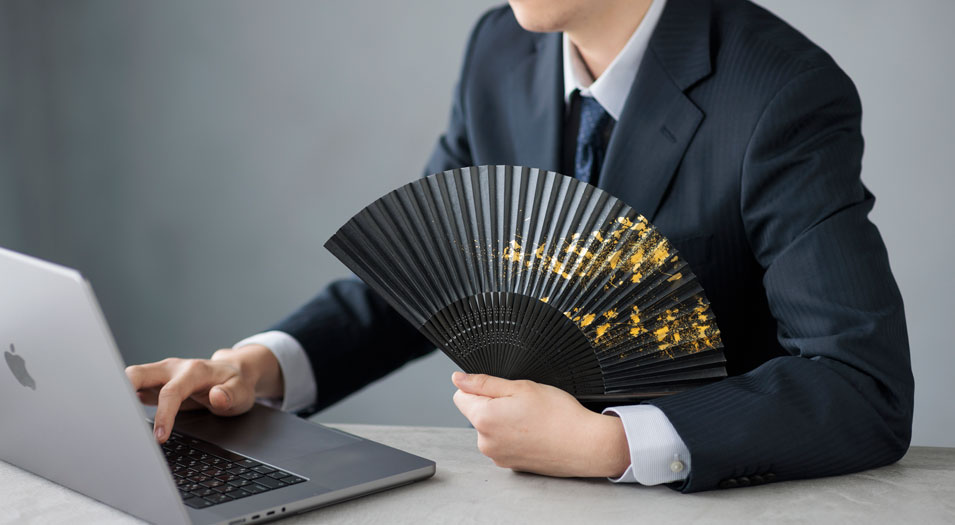メンズにも人気のおしゃれな扇子｜上品に持てるデザインと選び方