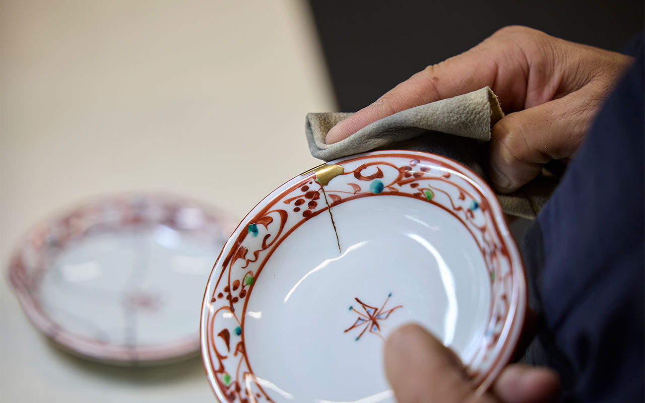 修復作業を行う職人