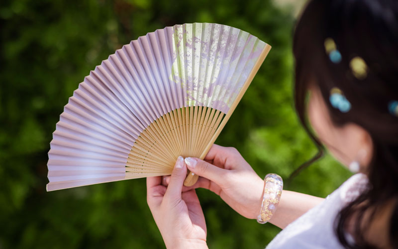 金沢箔扇子手持ち写真