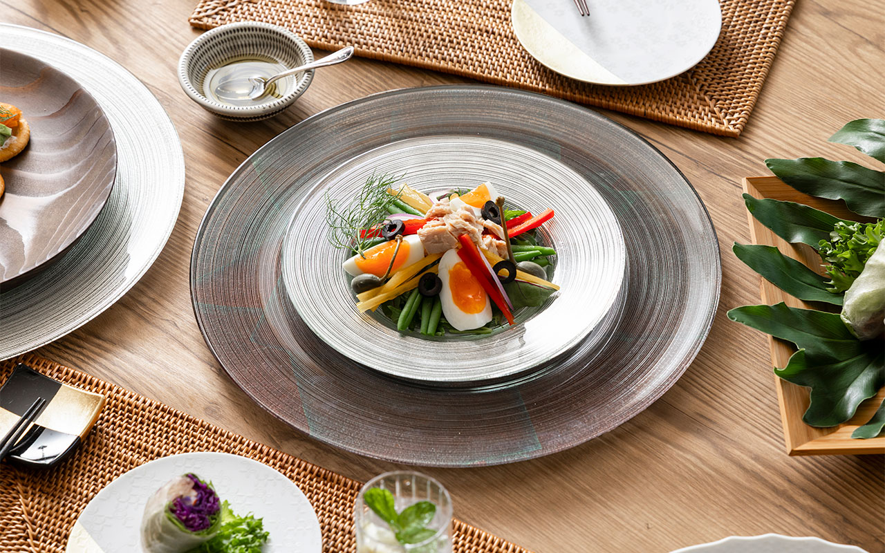 CIRCLEプレートに夏の料理を盛り付けた食卓