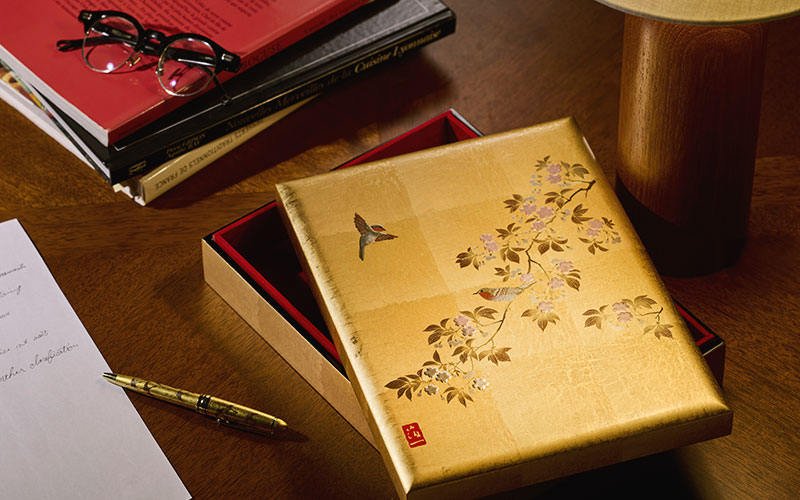 春の訪れを知らせる鳥、優雅な花見鳥の伝統美