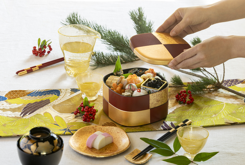 金沢箔のきらめくお重で、新年のおもてなし