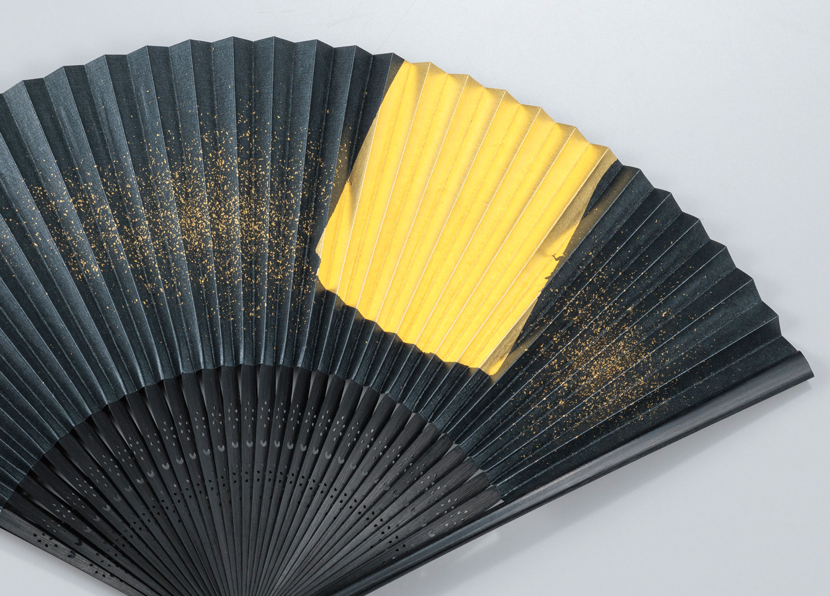 天才絵師の美を扇面に宿して〜金沢箔扇子に新柄登場。 | 株式
