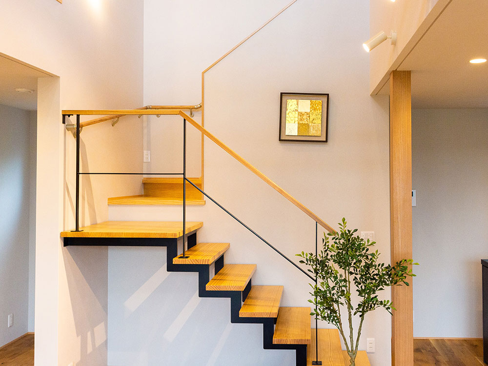 階段ホールのインテリアを気軽に変更するアートパネル